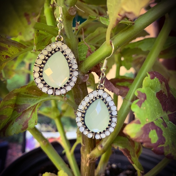 Vintage Elegant Harriet Stone Tear Drop Earrings - Picture 4 of 7